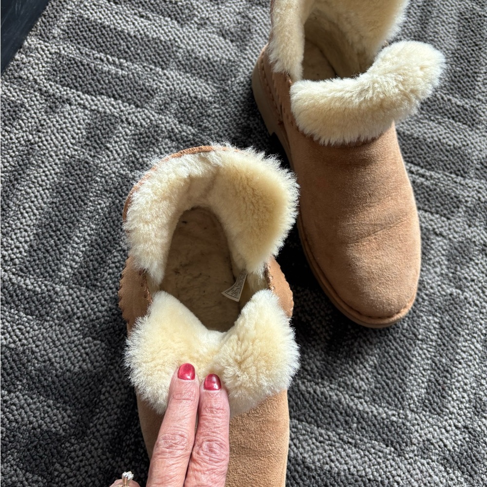 Ugg boots. Gently worn. Size 8 women. - Picture 3 of 3